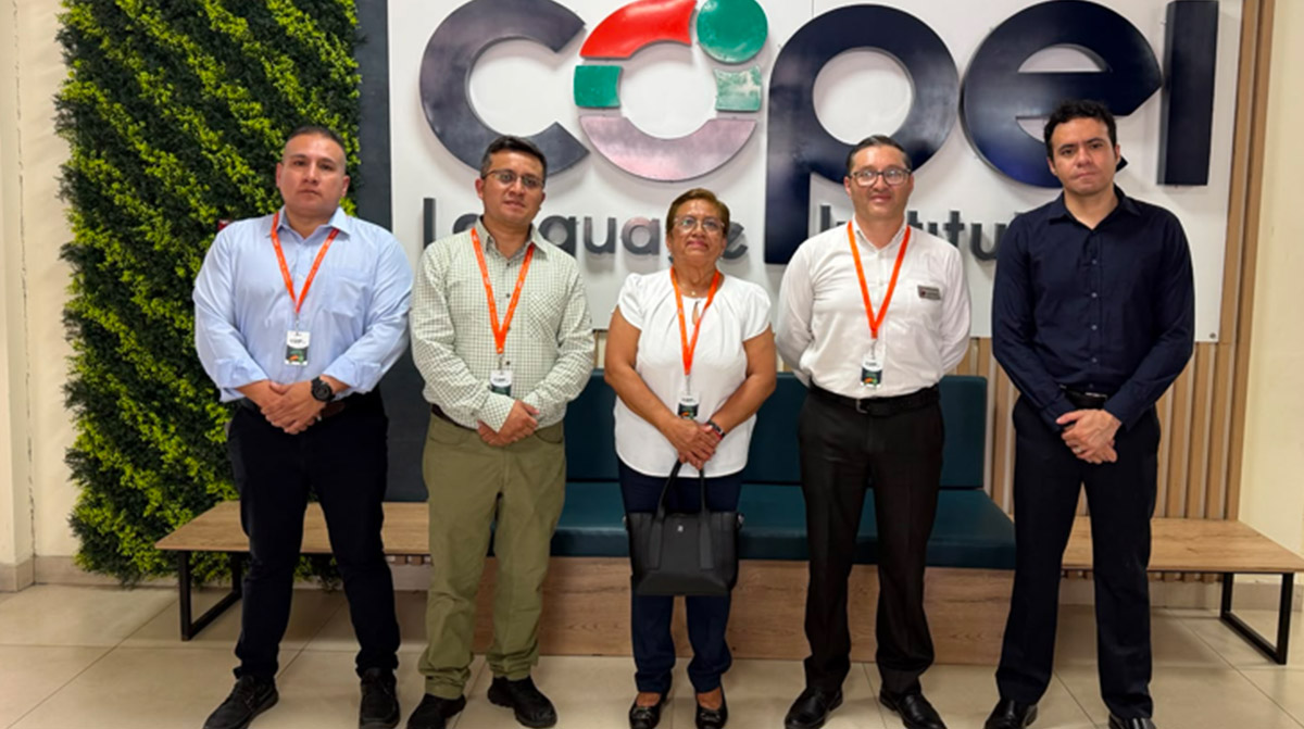 Cinco directivos y representantes de COPEI y ANPAEdu posan frente al logotipo de COPEI Language Institute durante la revisión operativa para la futura activación como Official Venue de Michigan Language Assessment.